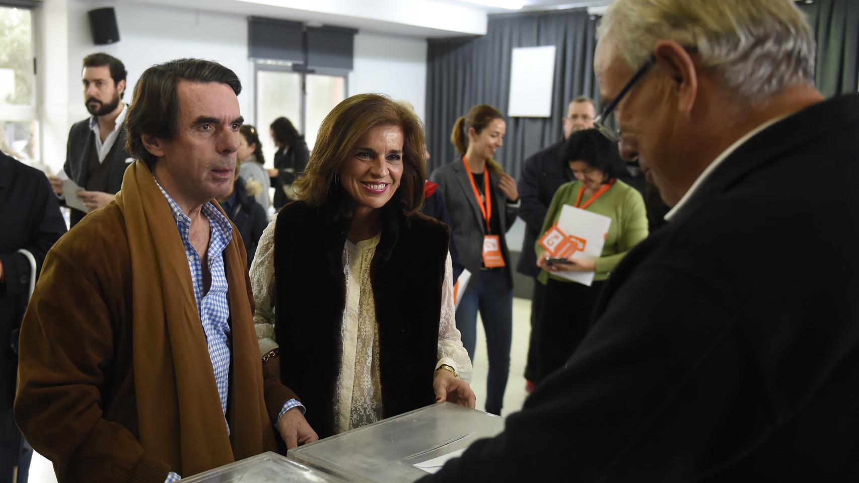 Aznar con cara de pocos amigos y Ana Botella radiante