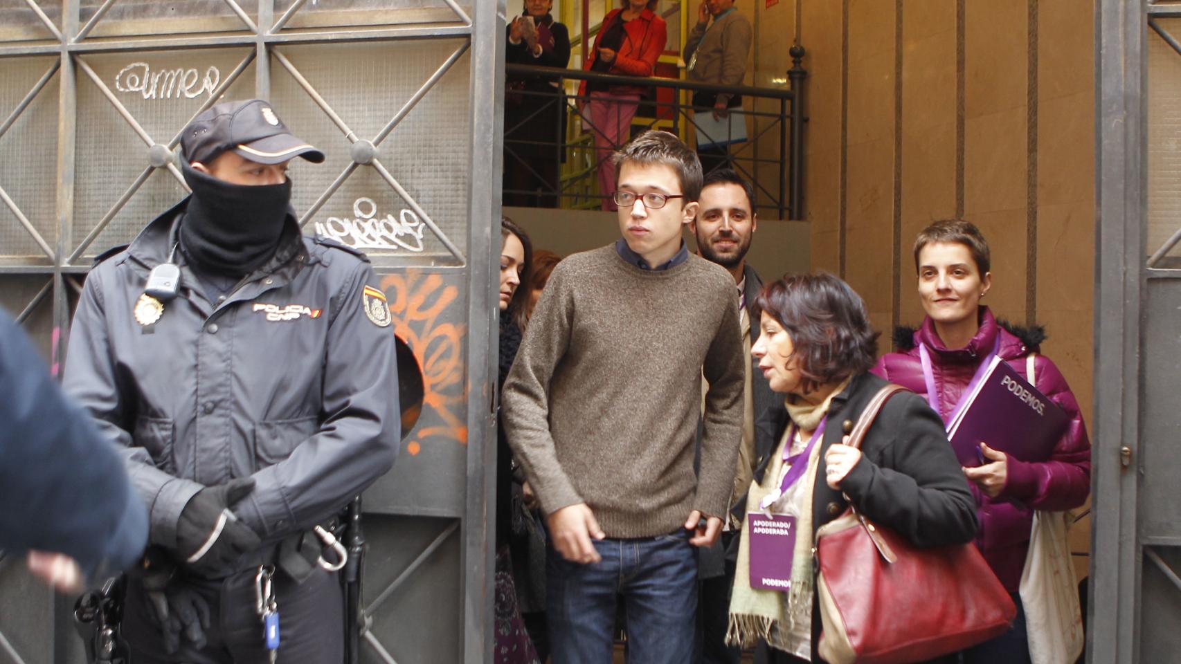 Iñigo Errejón acudió a votar con su look de 'niño bueno'