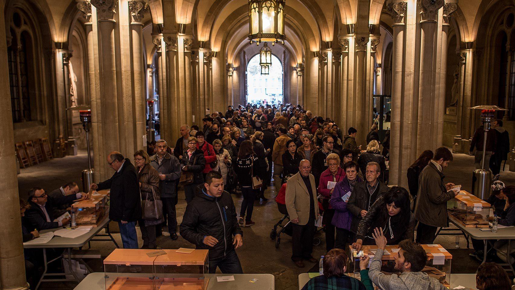Colas en un colegio electoral de Barcelona.