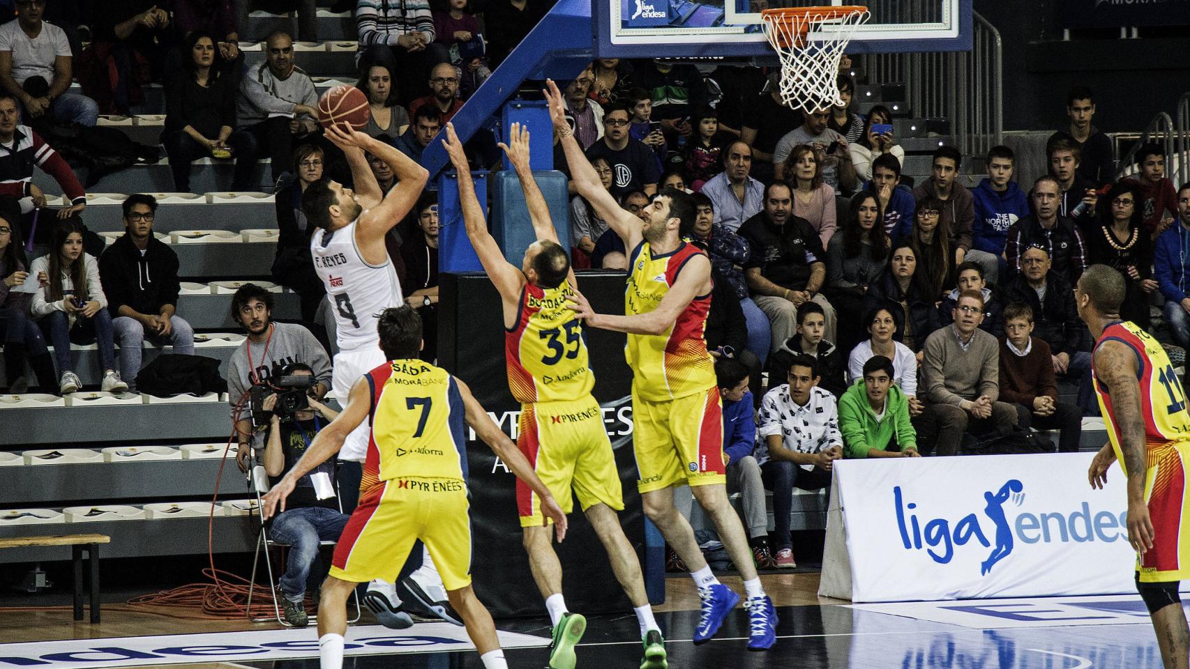 Felipe Reyes intenta tirar a canasta ante la oposición interior de Andorra.