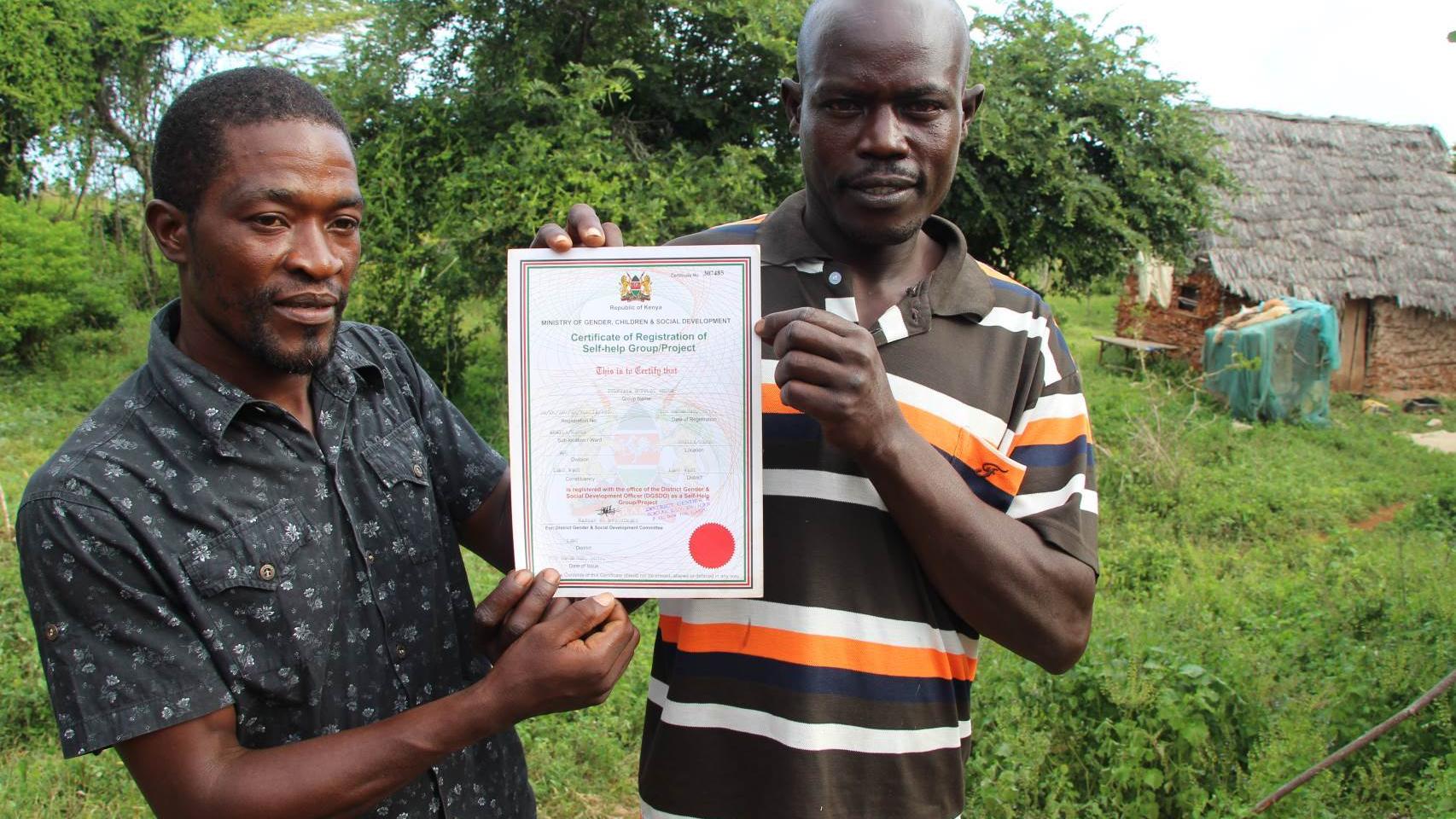 Benson y Duncan, con el diploma que acredita ante las instituciones el trabajo de su organización.
