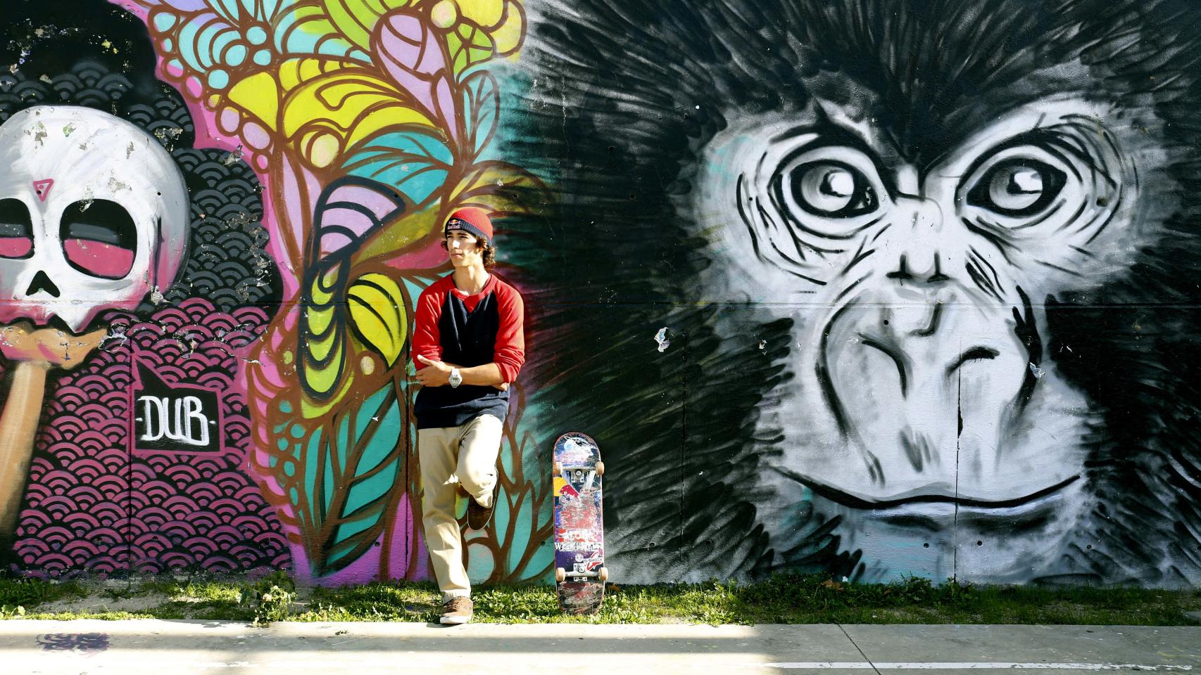 Danny León posa en el skatepark de Boadilla