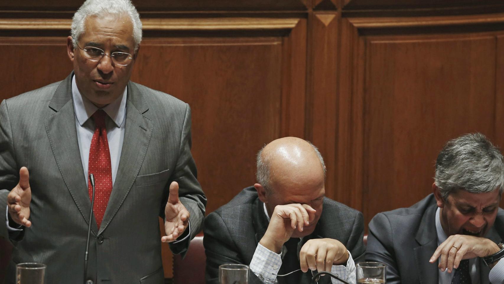 Costa junto a sus ministros Silva (c) y Centeno (d)