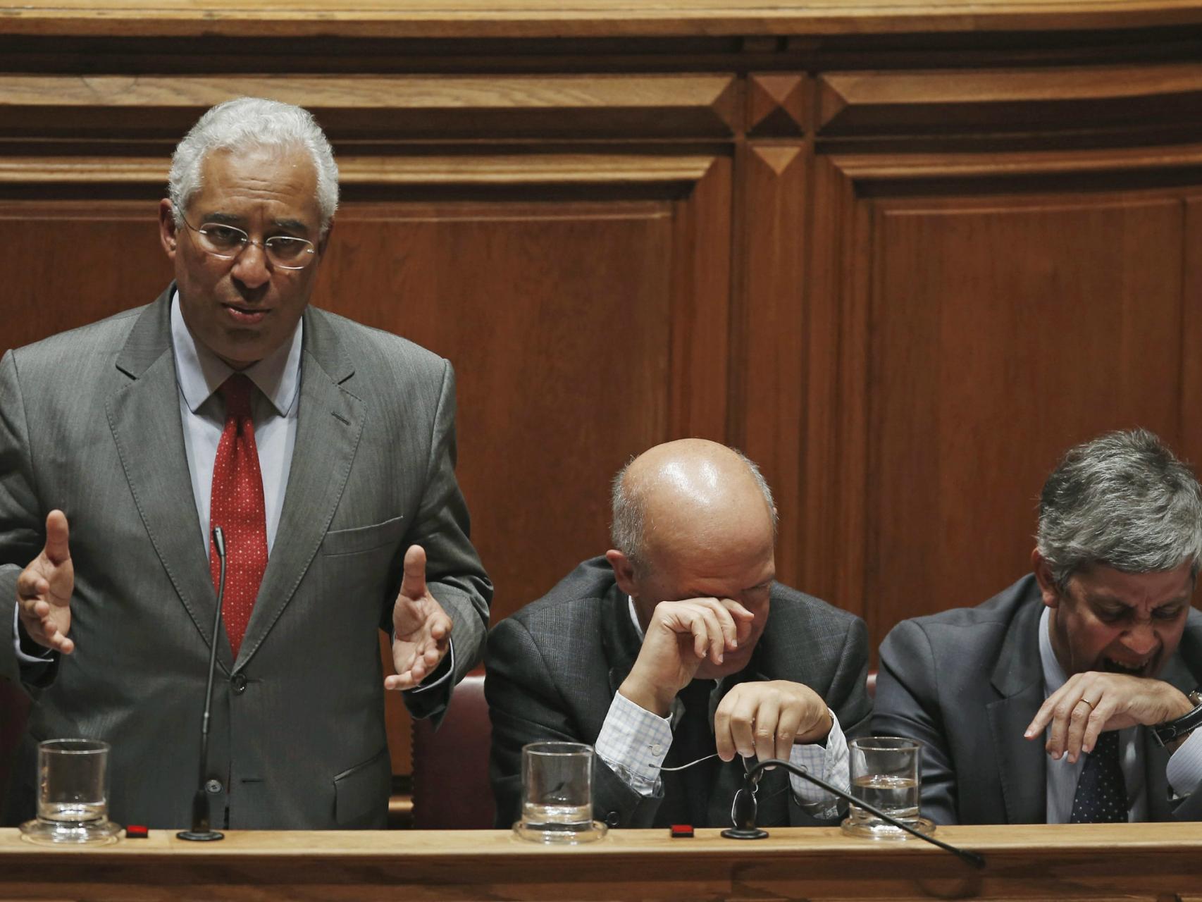 Costa junto a sus ministros Silva (c) y Centeno (d)