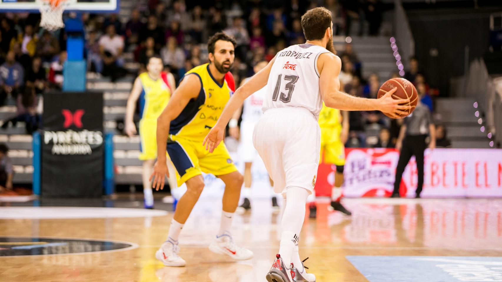 Sergio Rodríguez hace fácil lo difícil en una cancha de baloncesto.
