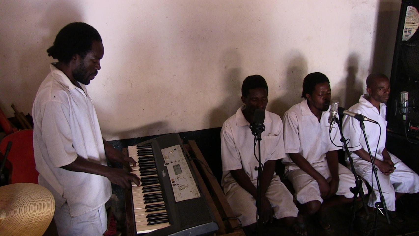 El ala masculina tiene un grupo de música organizado.