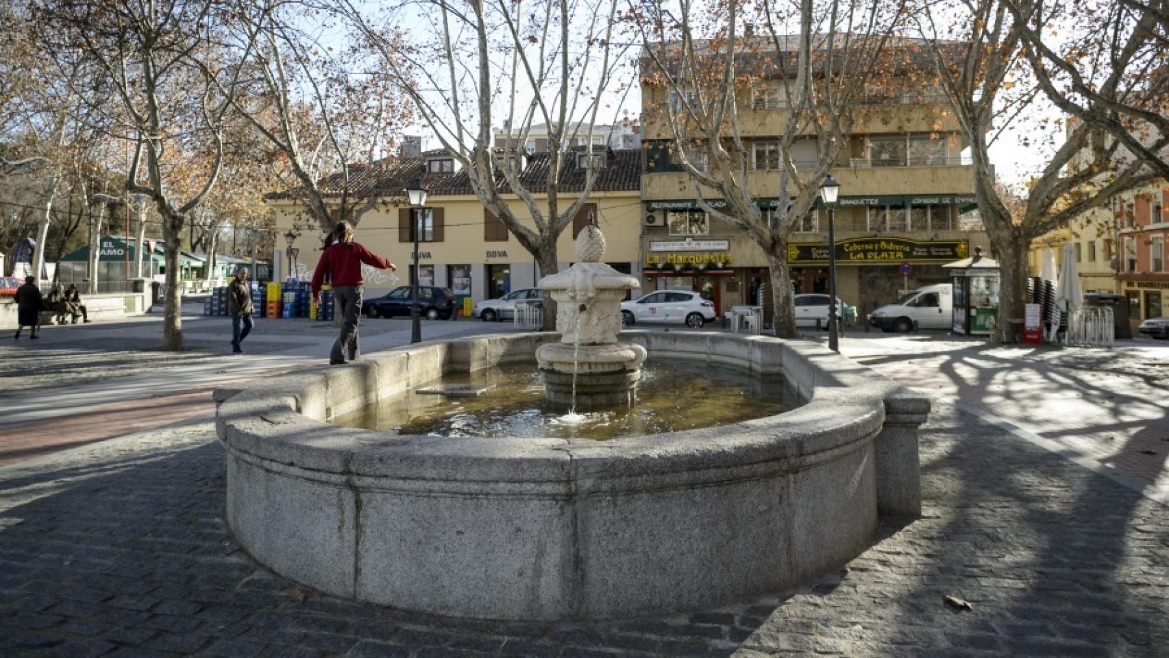 Una niña juega en la Plaza del Caudillo de El Pardo.