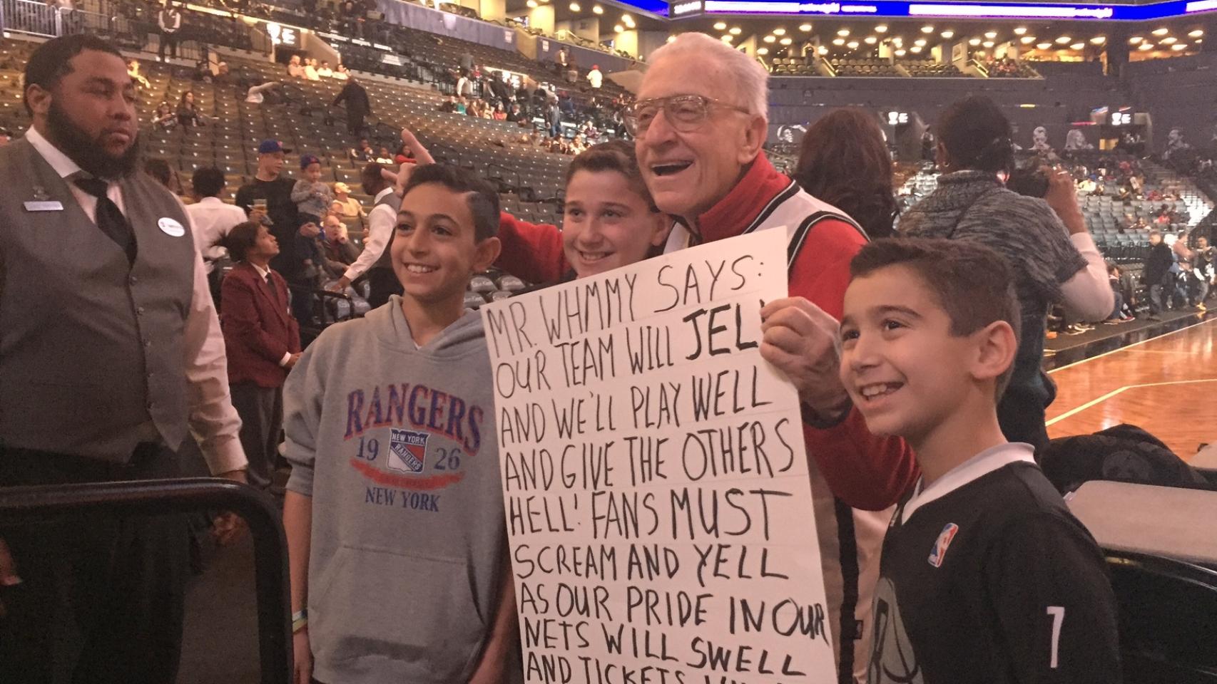 Mr. Whammy con unos aficionados en Brooklyn.