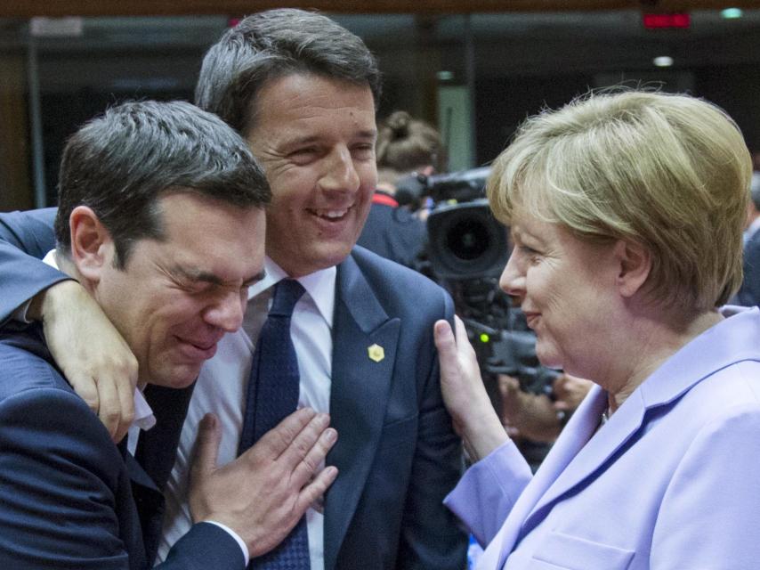 Merkel conversa con Renzi y el griego Alexis Tsipras durante un Consejo Europeo