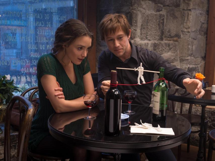 Gordon-Levitt y Charlotte Le Bon, en otro momento del filme