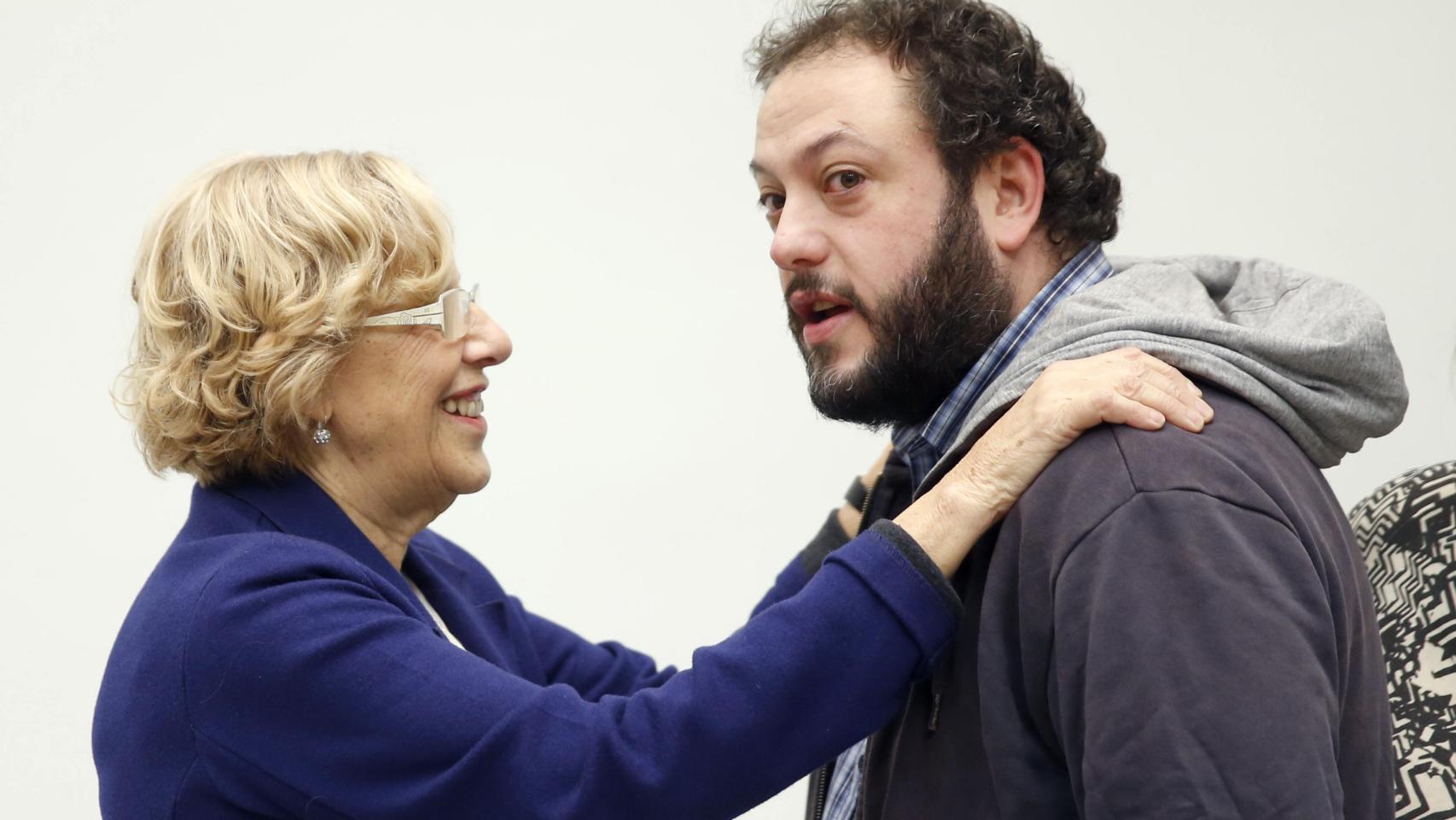Guillermo Zapata, junto a Manuela Carmena en el Ayuntamiento de Madrid.