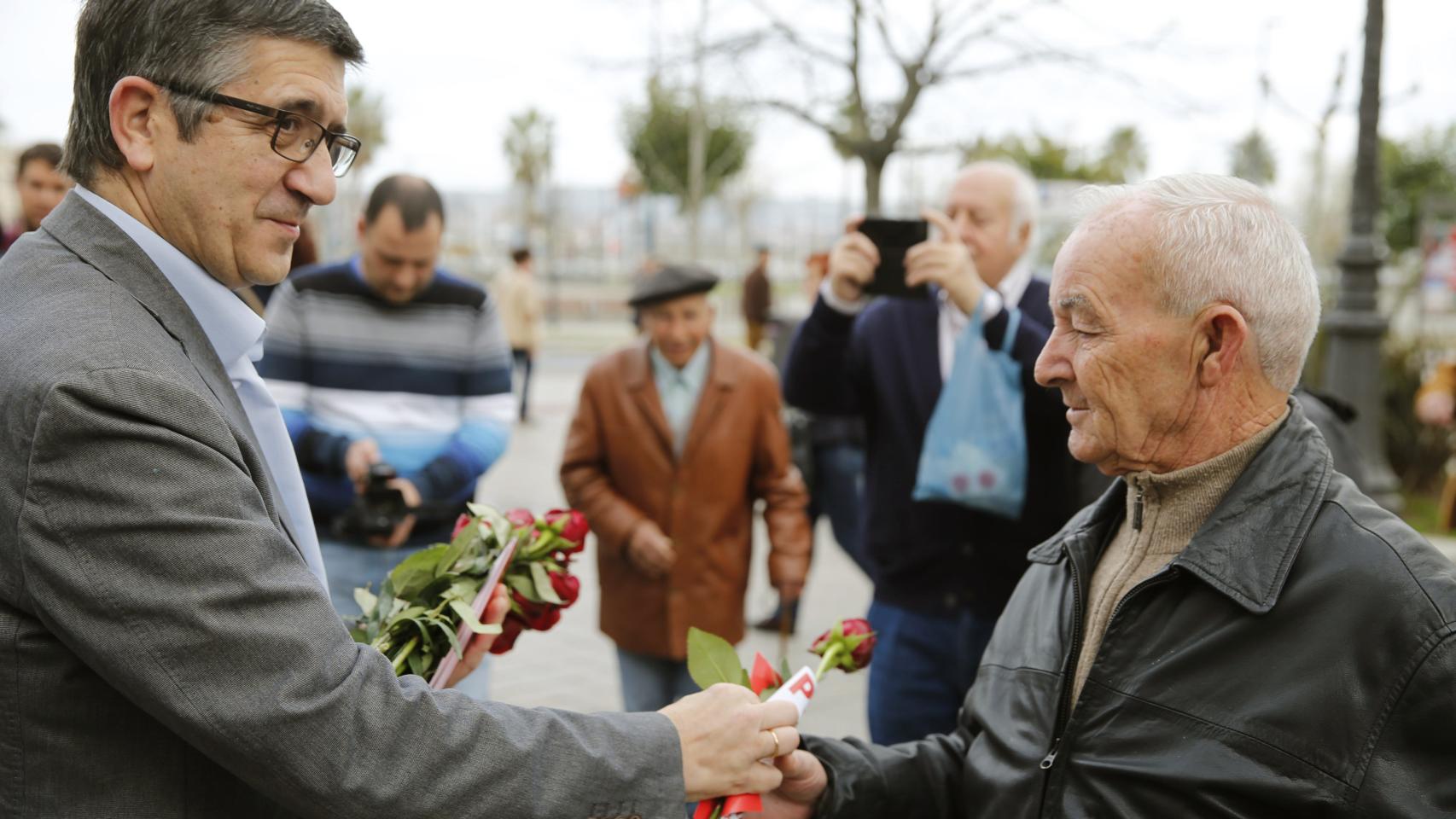 Patxi López, en Santurtzi durante la campaña electoral.