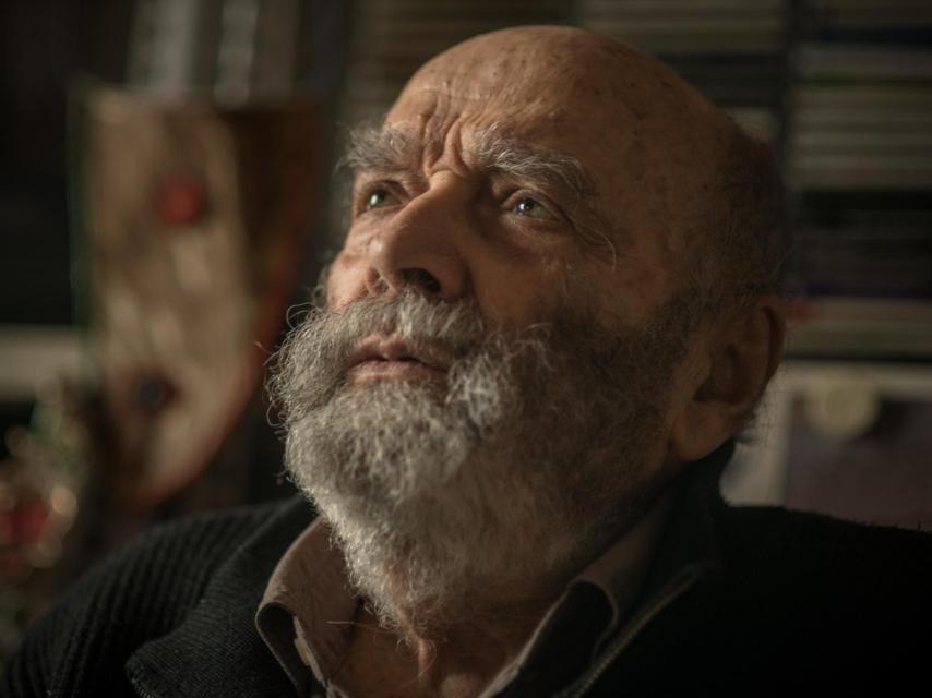 El compositor en su casa.