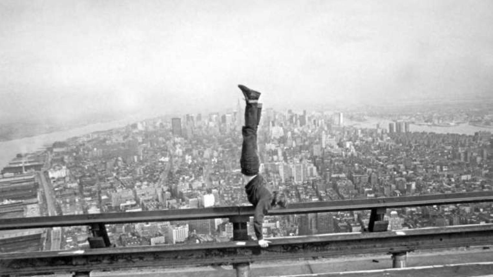 El funambulista se ejercita en la azotea de una de las Torres