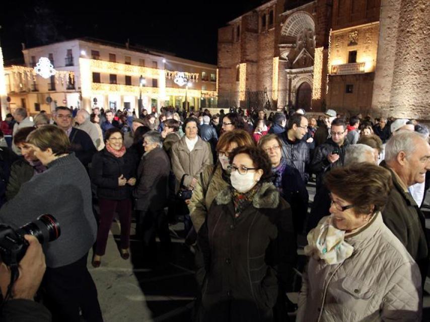 Vecinos protestan en Manzanares ante la falta de información.