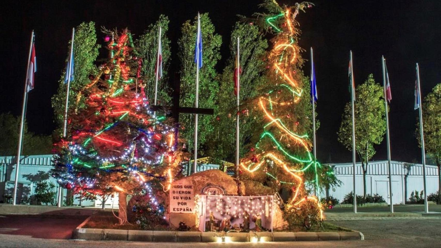 Nacimiento y adornos navideños en la base española Belén de Cervantes, en Líbano.