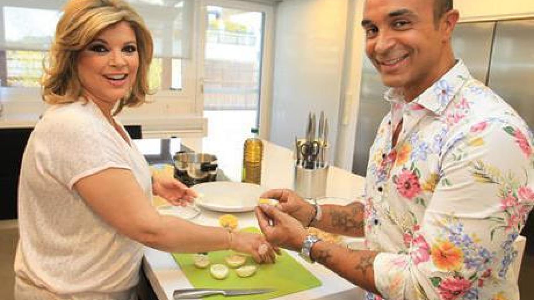 Terelu cocina junto a Luis Rollán