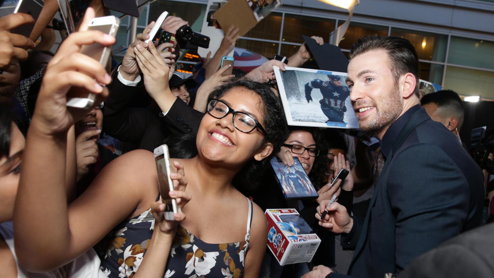 Chris Evans atiende a una fan en la premier de Before We Go