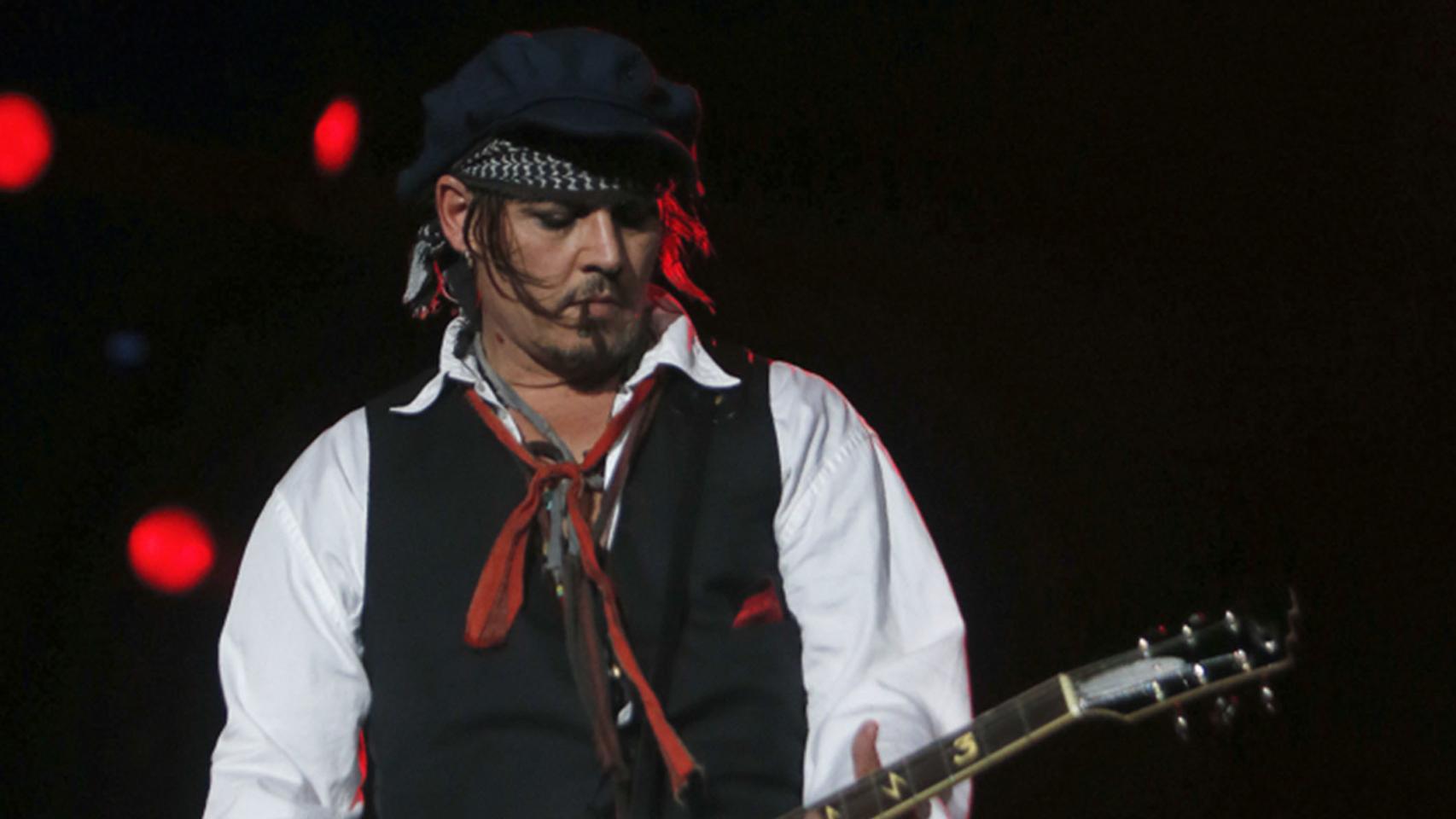 Johnny Depp toca el bajo con Hollywood Vampires en Río de Janeiro