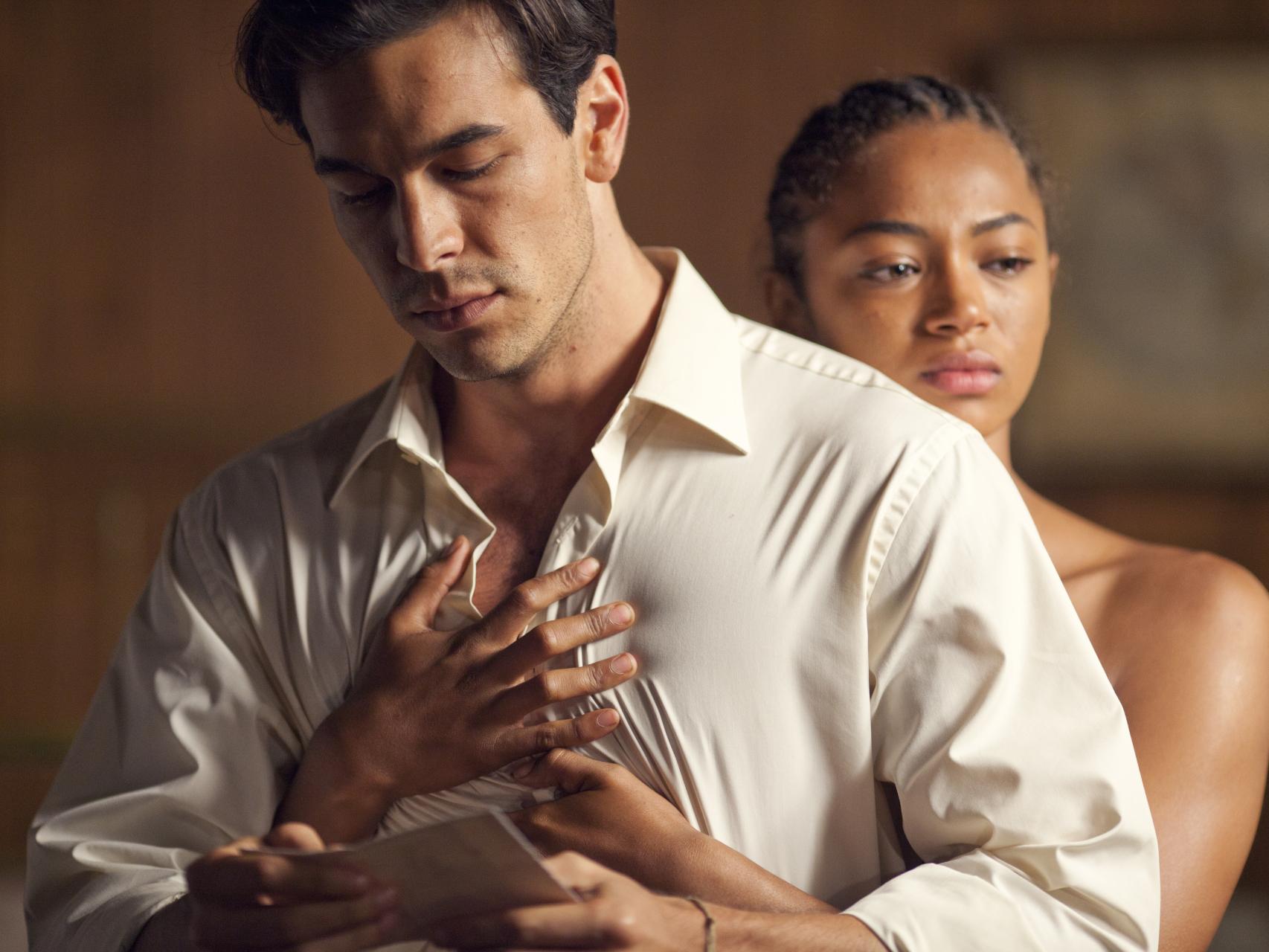 Mario Casas y Berta Vázquez, en una escena de Palmeras en la nieve