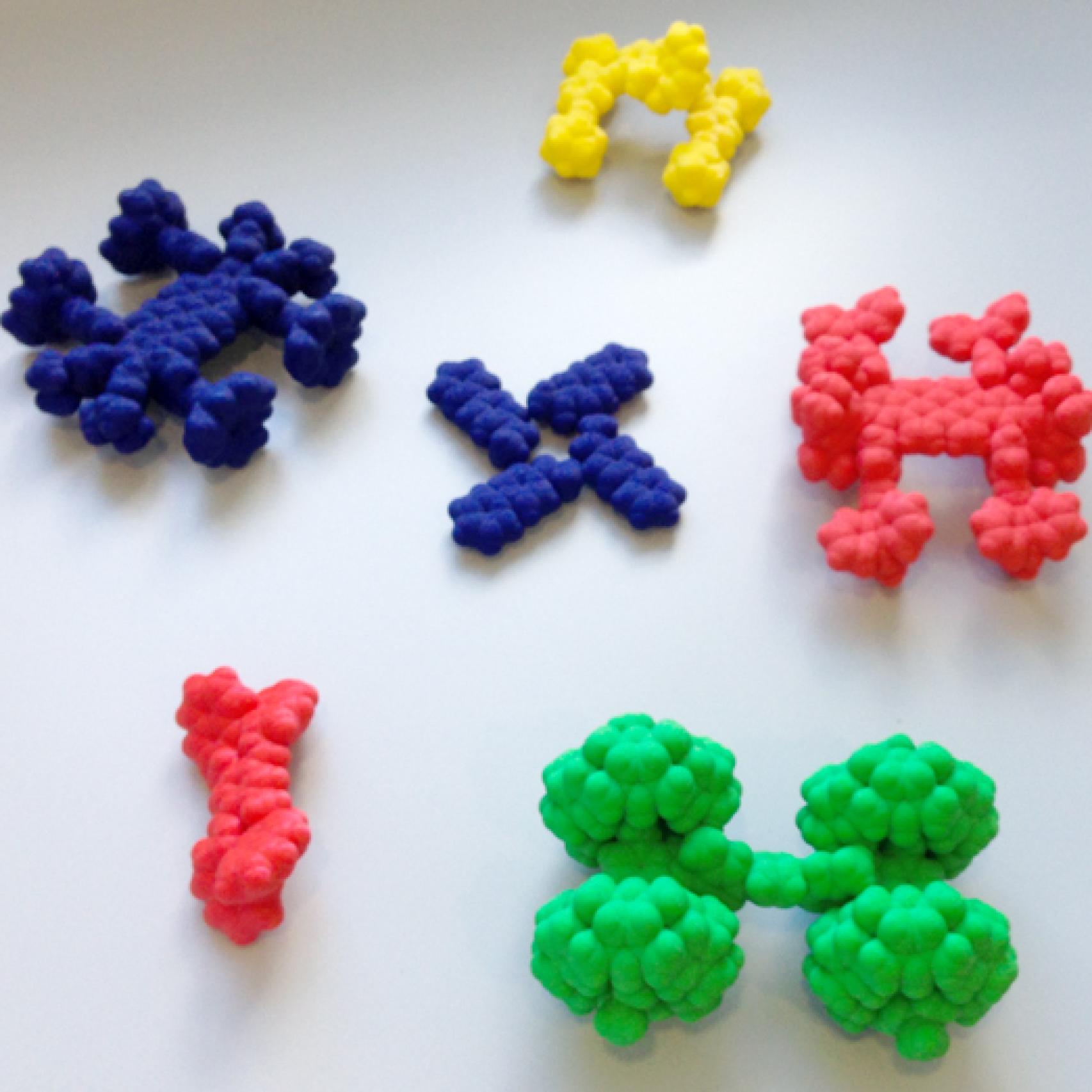 Los modelos que van a competir, a escala y en plastilina.