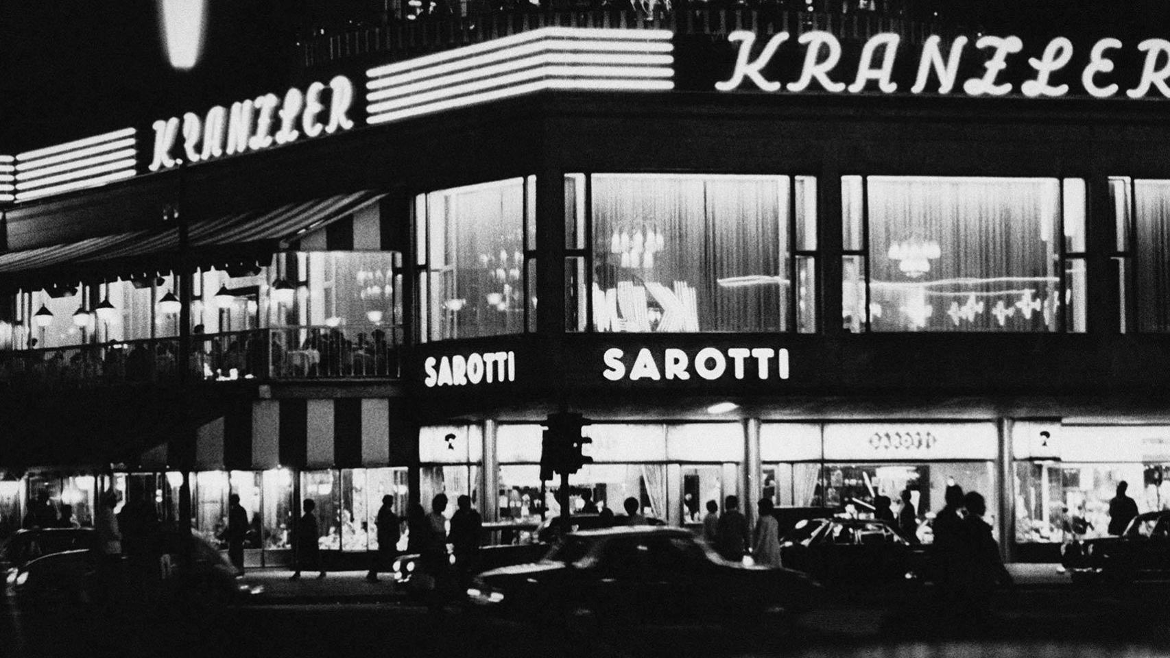 Escaparate de la pastelería Konditorei Kranzler, en Berlín Oeste.