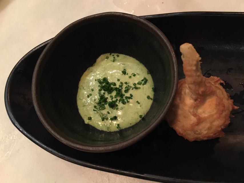 Alcachofa crujiente con mayonesa de cebollino y anchoas.