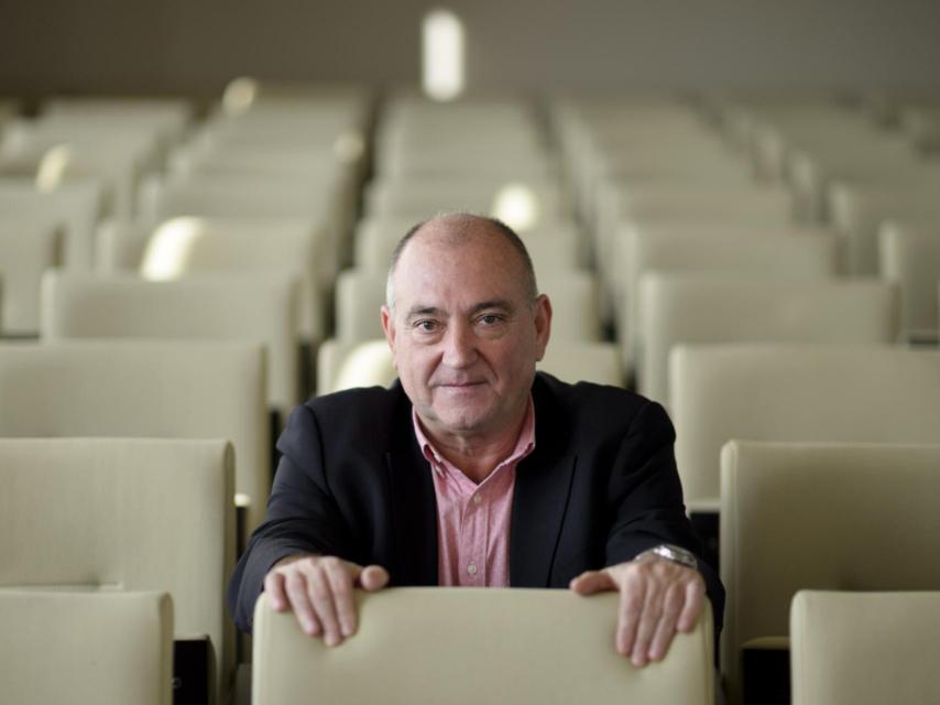 José Luis Adell, alcalde de Navalcarnero, en el inmenso salón de actos del Ayuntamiento.