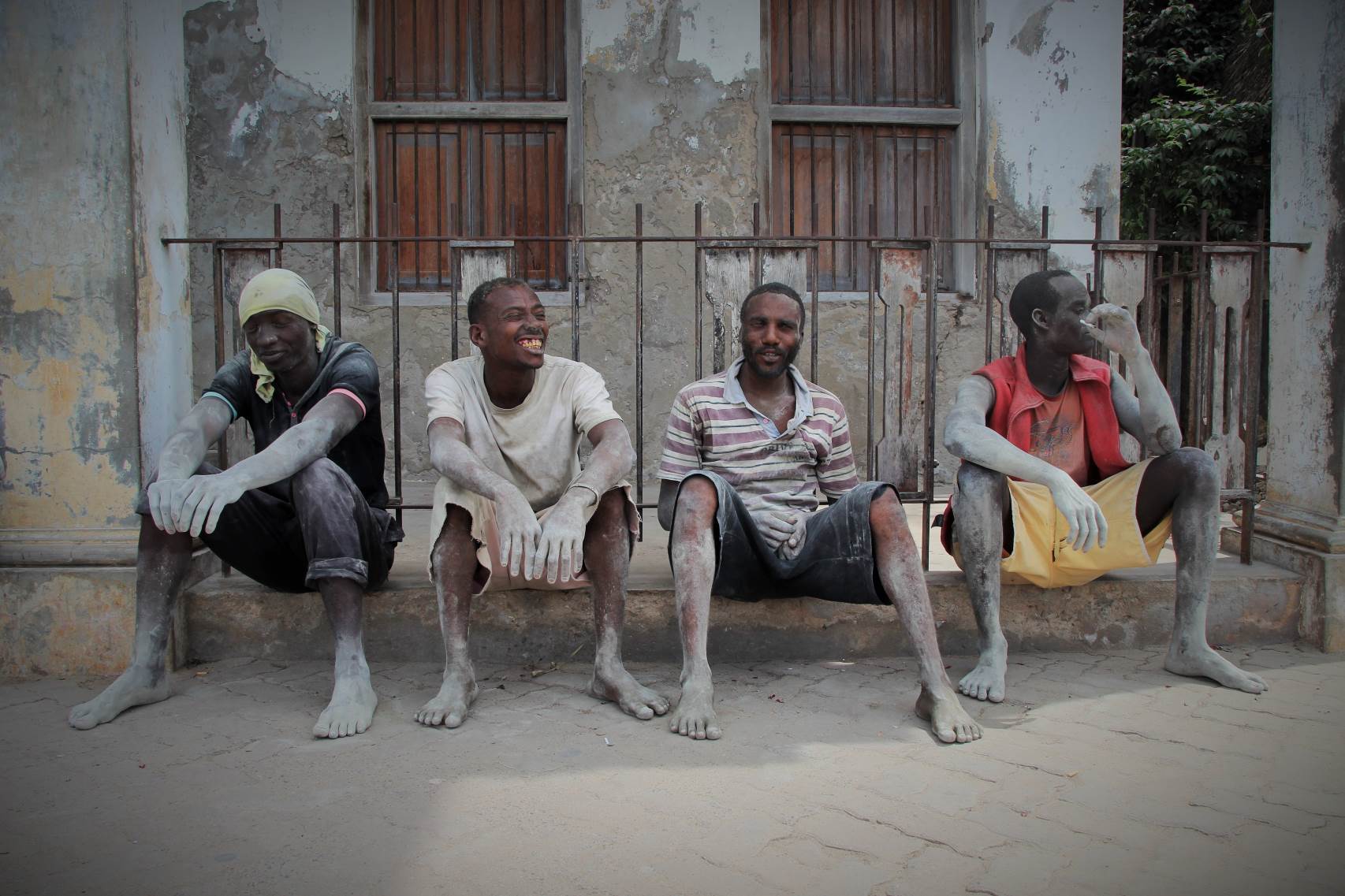 Un grupo de trabajadores de las minas de Maweni descansa en el paseo marítimo de Lamu.