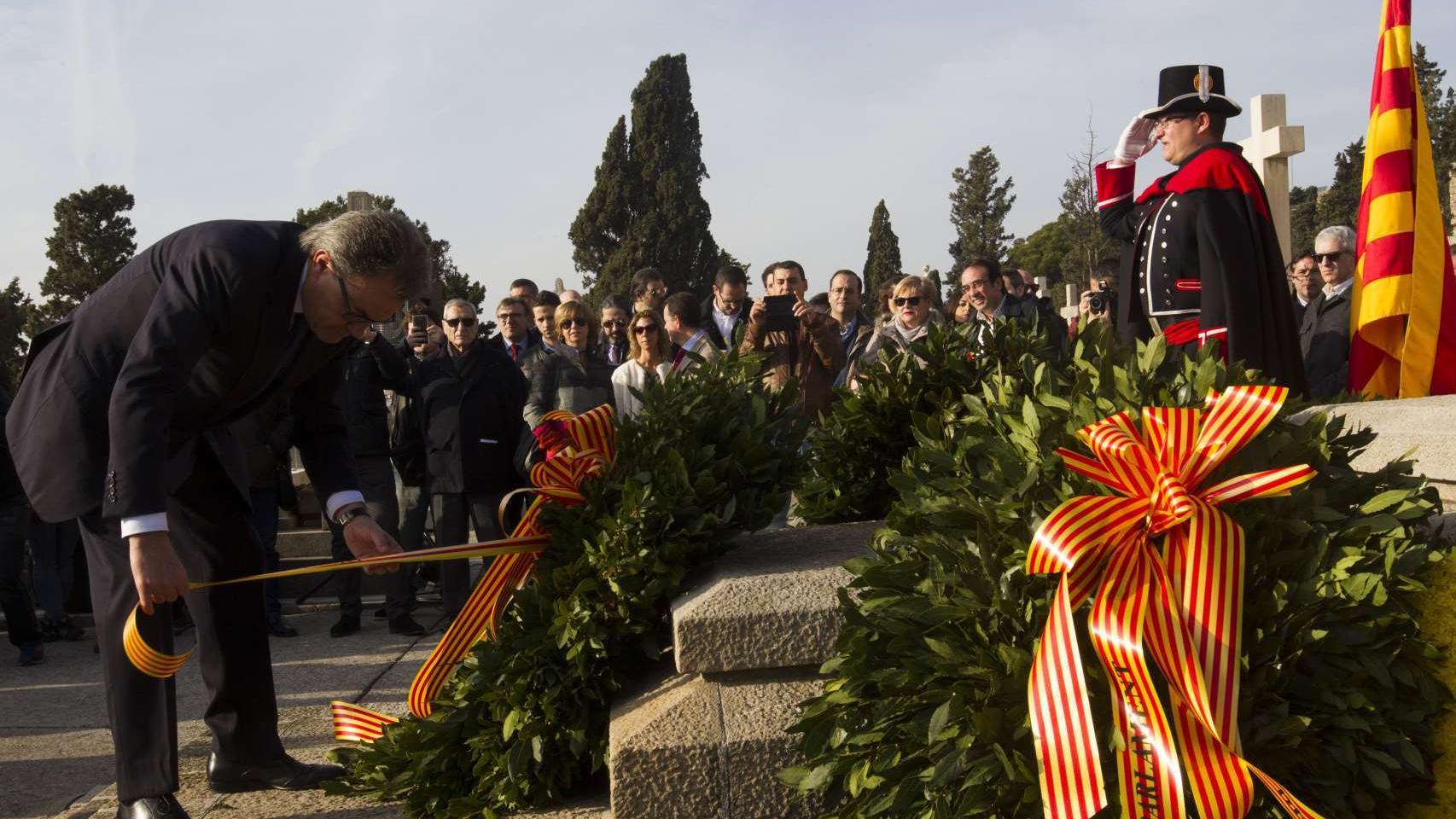 Artur Mas durante la ofrenda floral delante de la tumba del president Francesc Macià
