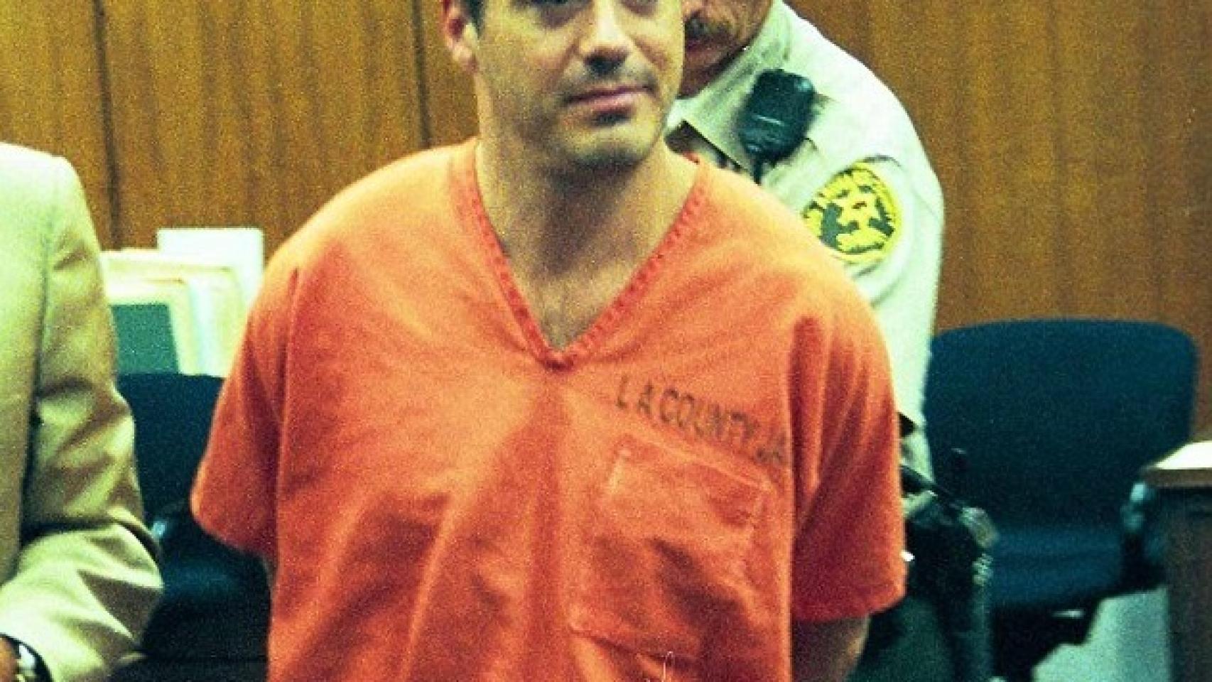 Robert Downey Jr esposado para su ingreso en prisión en 1.999