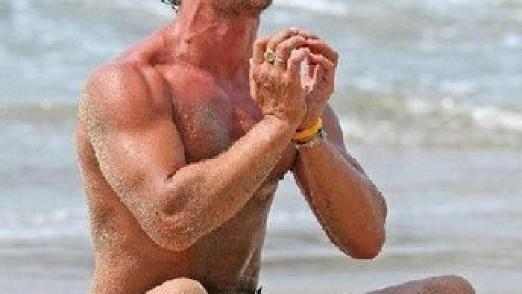 Mcconaughey practica yoga a diario en las playas de Malibú
