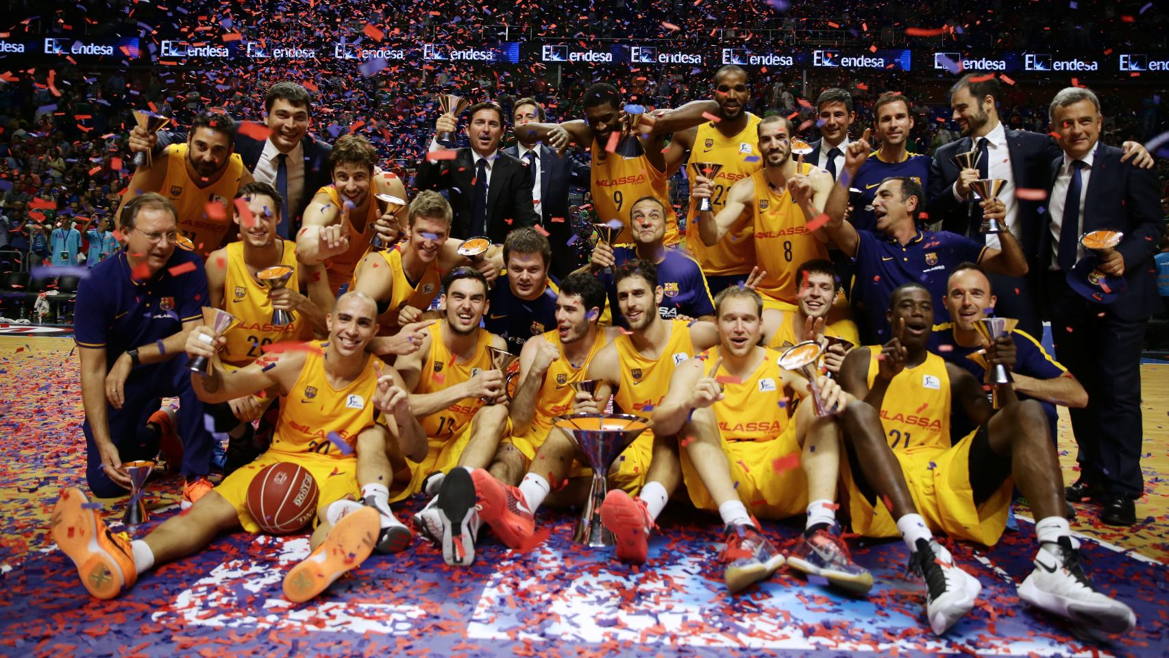 El Barça celebra su título en la última Supercopa disputada en Málaga.