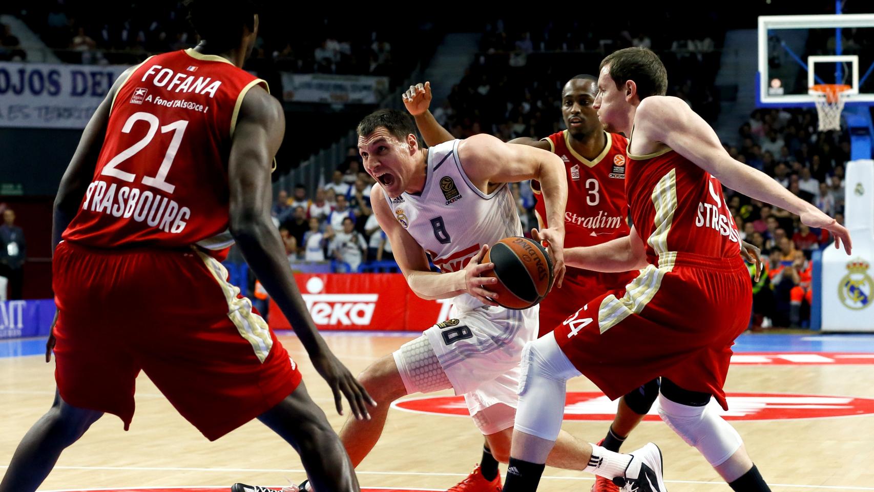 Jonas Maciulis intenta zafarse de la defensa de los jugadores del Estrasburgo.