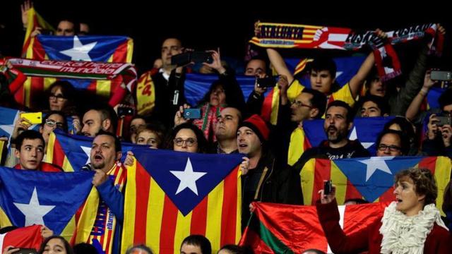 Esteladas durante el partido amistoso que las selecciones de Catalunya y Euskadi.