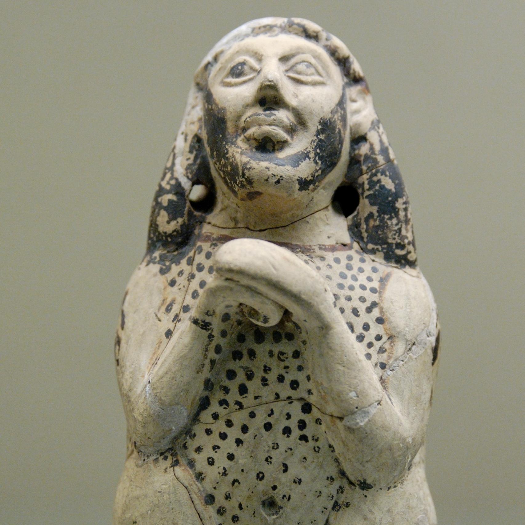 Una escultura hallada en Naucratis.