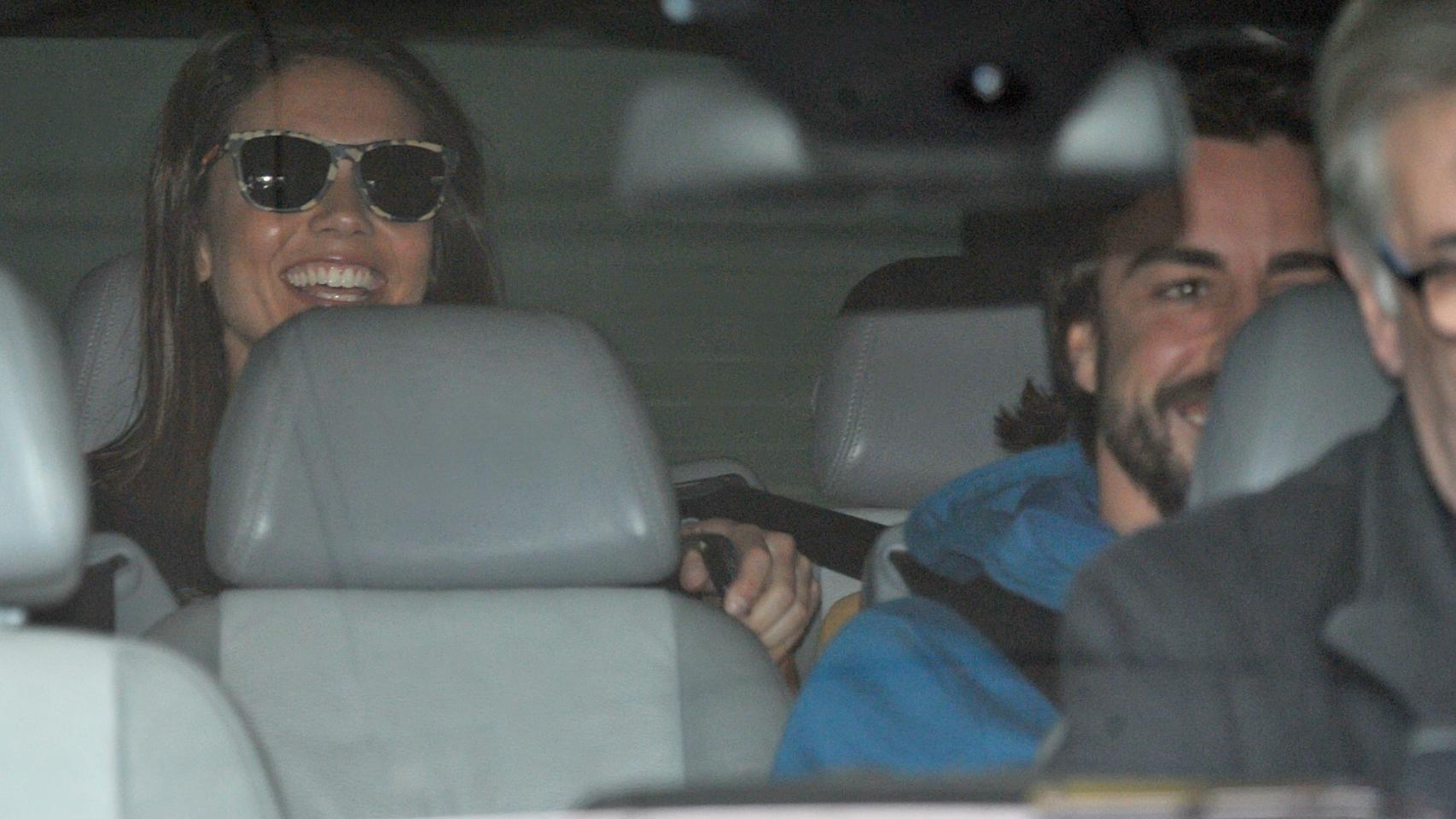 La presentadora abandonaba el hospital junto a Fernando y su familia.