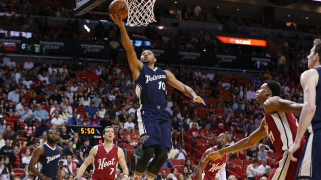 Eric Gordon, jugador de New Orlean Pelicans, anota en un aprtido frente a Miami Heat.