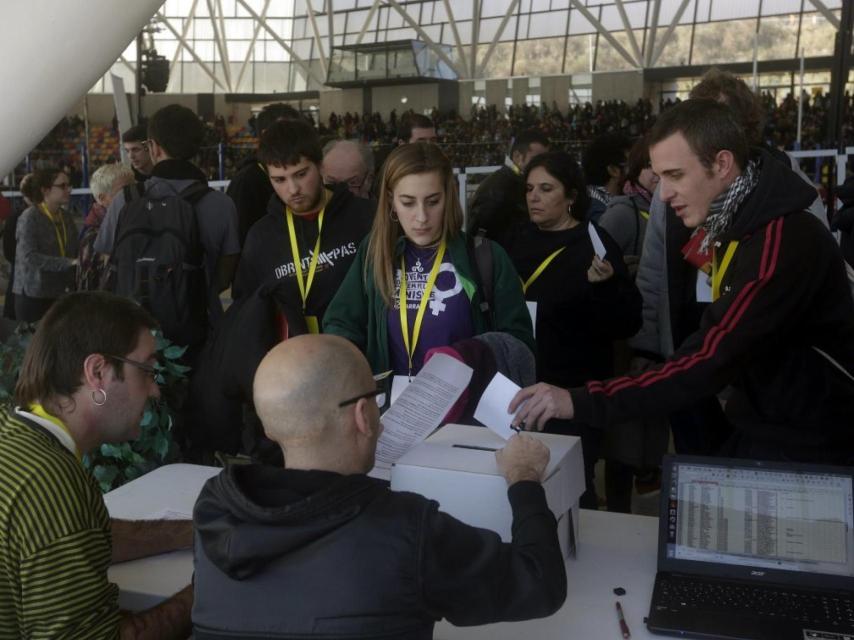 Los participantes en la primera votación realizada durante la asamblea de la CUP