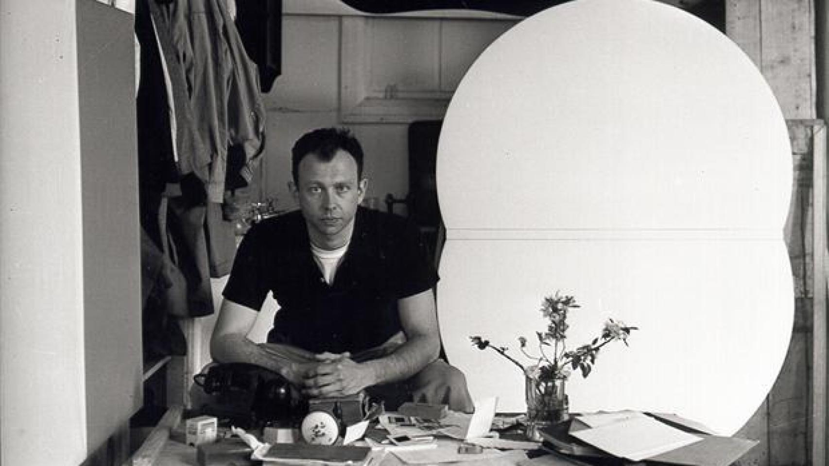 En su estudio de Nueva York, en 1956, dos años después de su viaje a Europa.