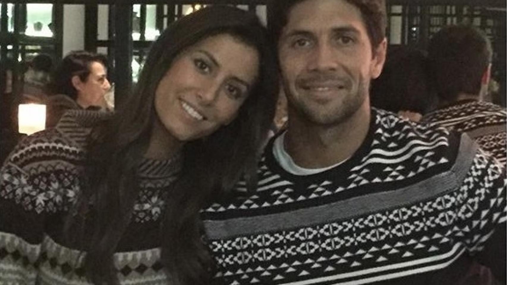 Ana Boyer y Fernando Verdasco posan con  contenidos jerséis navideños