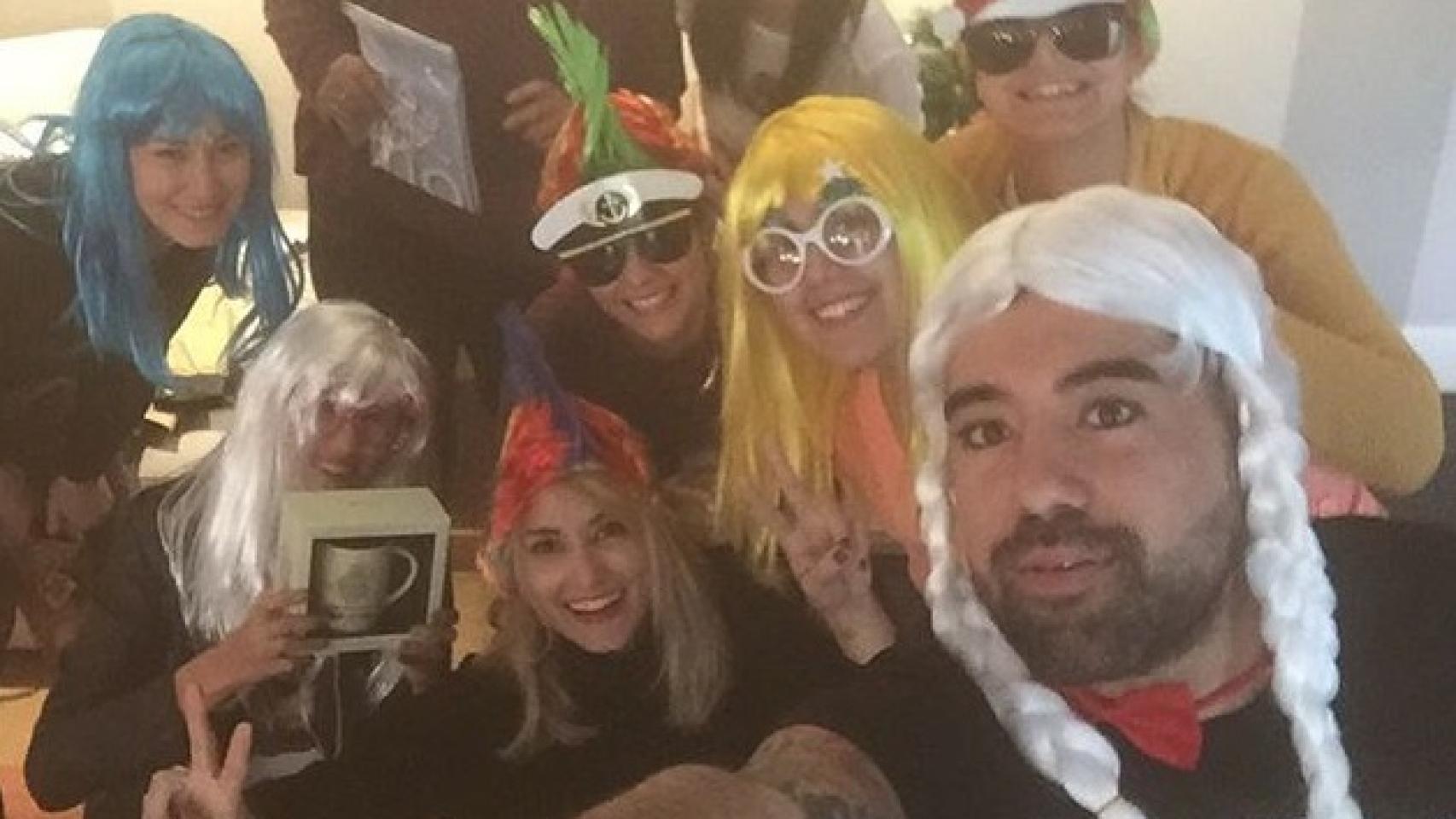 Alba Carrillo disfruta de la Navidad disfrazada con peluca