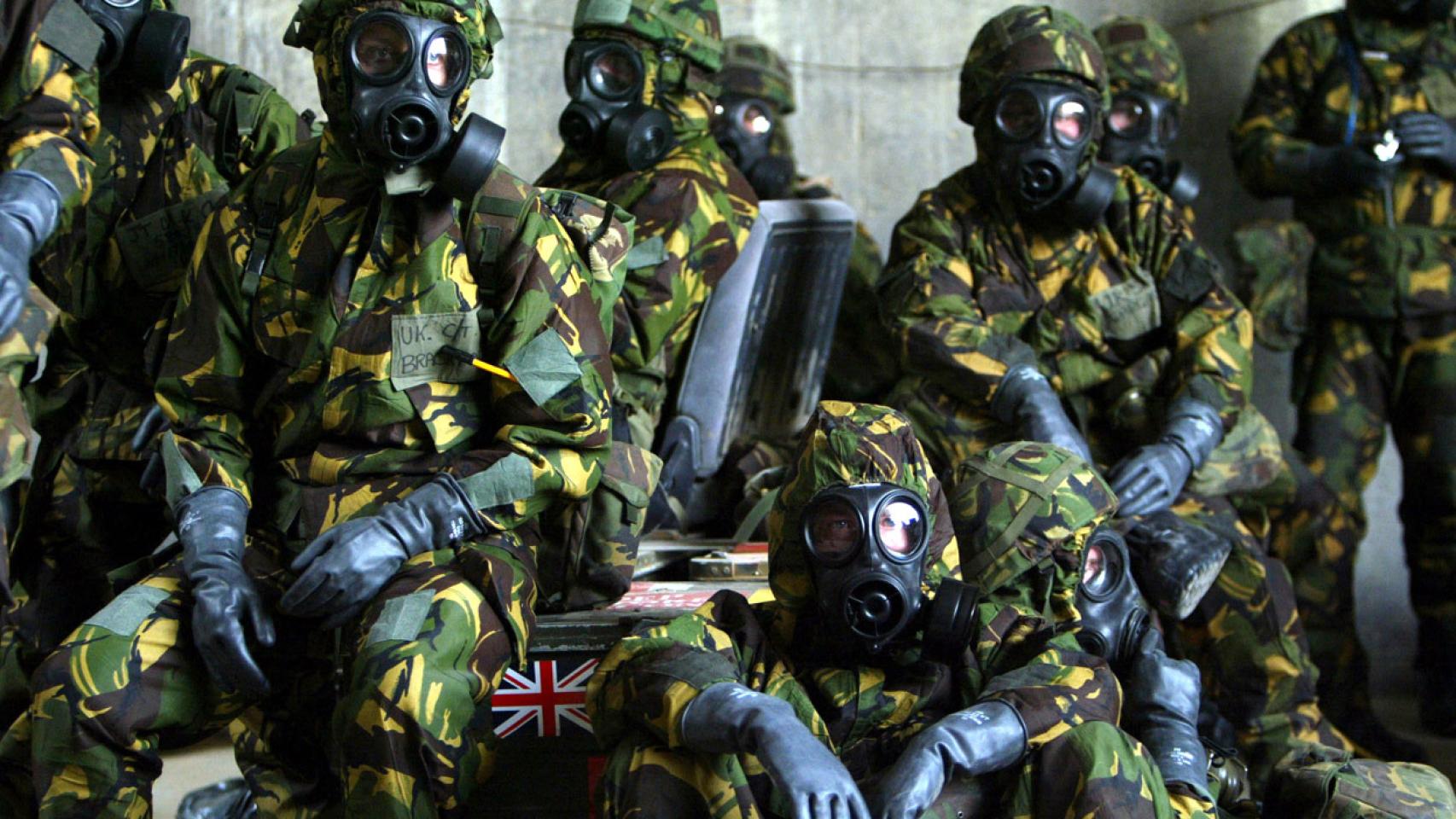 Miembros del Ejército británico con máscaras en 2003.