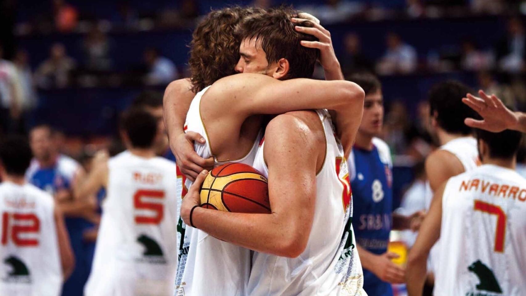 Los Gasol se abrazan tras vencer a Serbia.