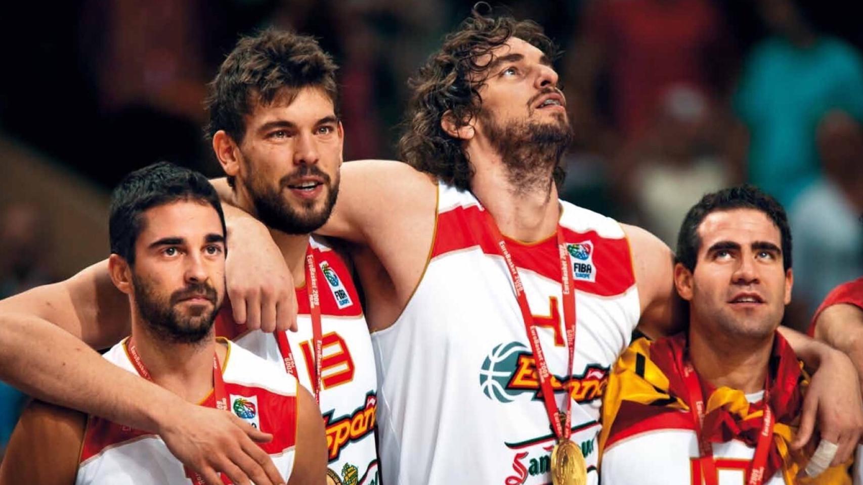 Los Gasol celebran el oro con sus compañeros de selección.