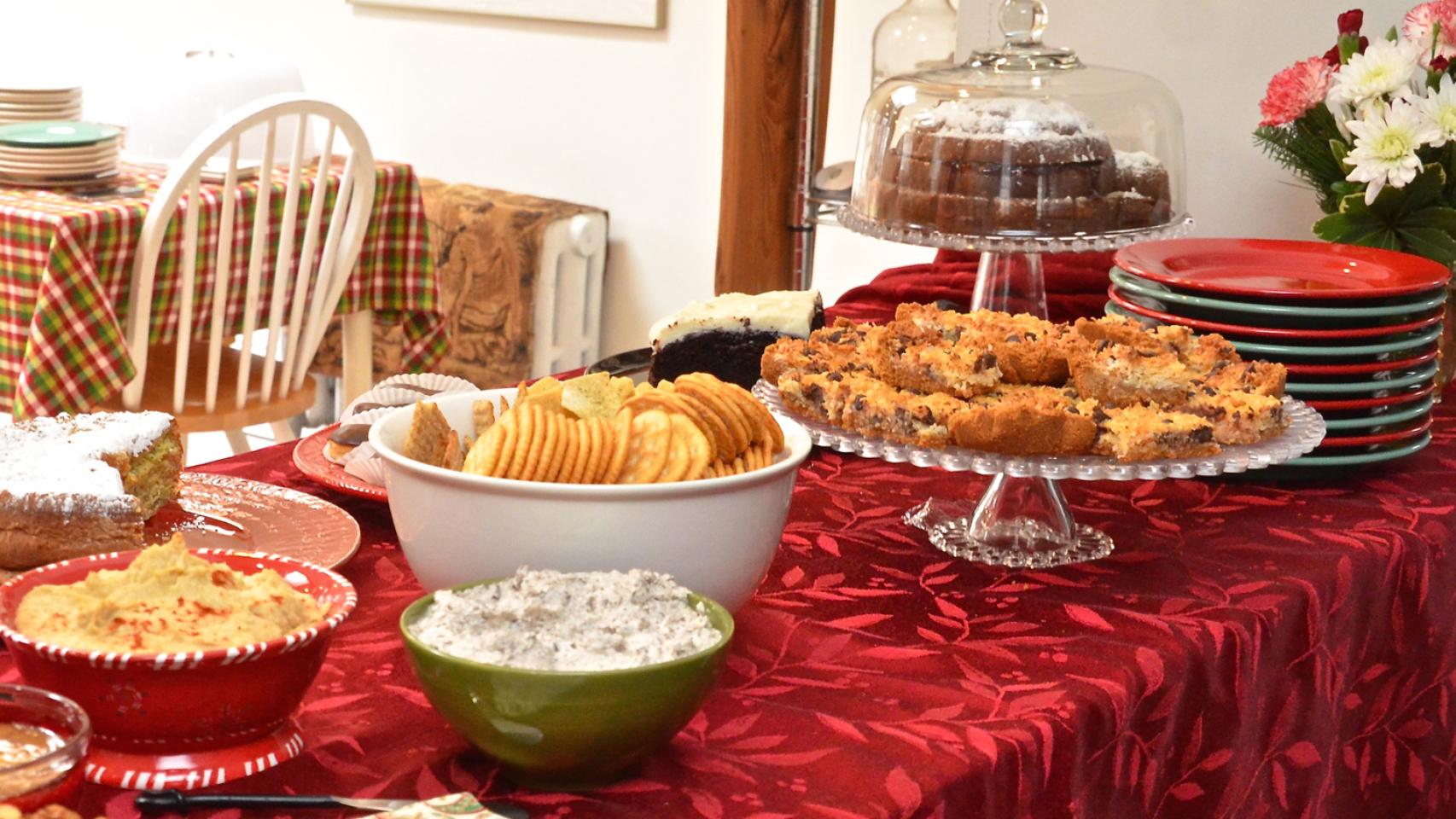 Surtido de aperitivos dispuestos para Navidad.