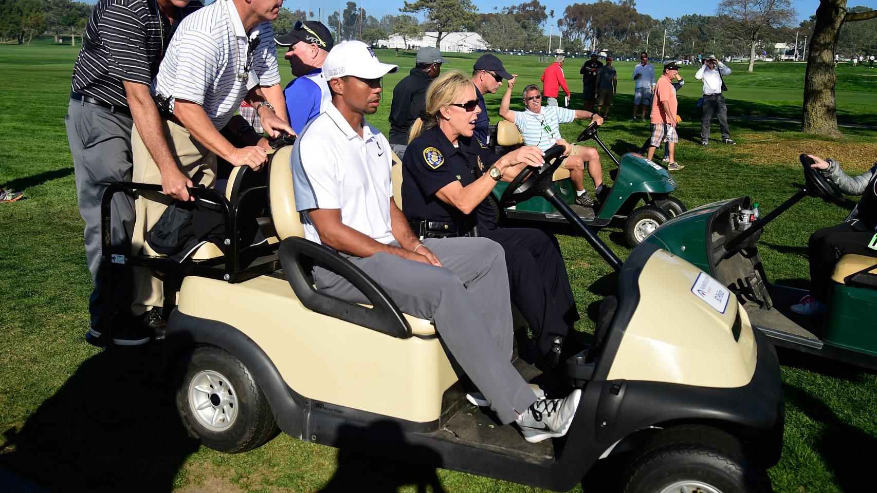 Tiger Woods, en el momento de su abanono en el Farmers Insurance Open del pasado febrero.