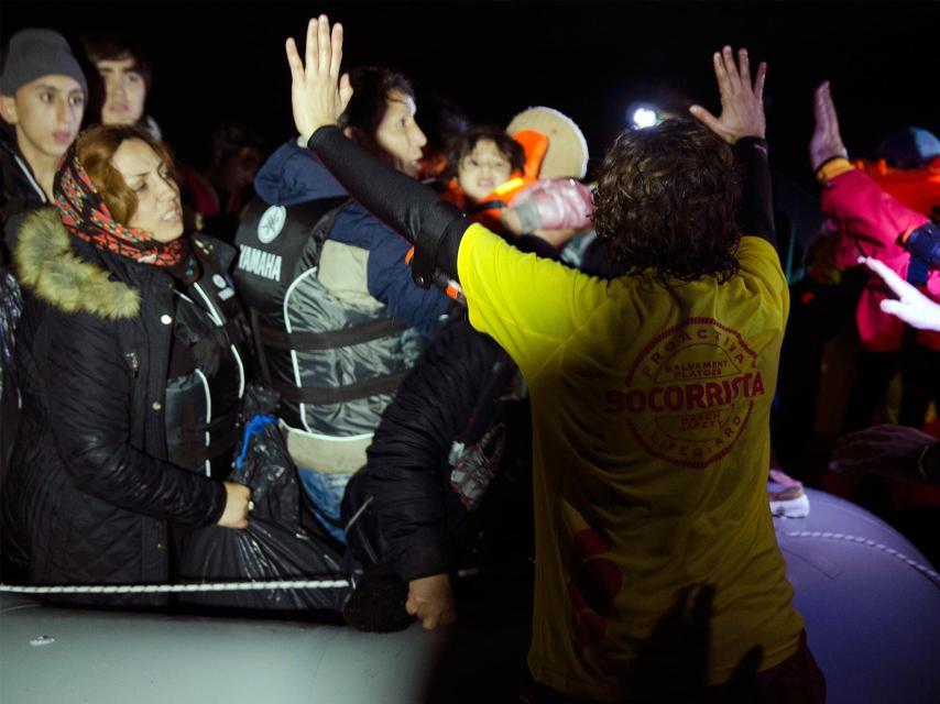 Un voluntario de Proactiva durante un desembarco en Lesbos en noviembre.
