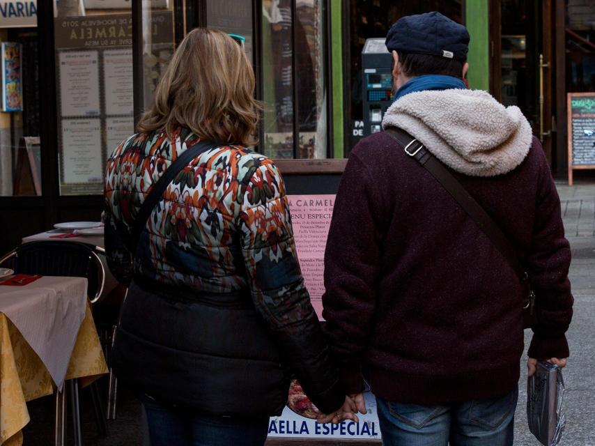 Dos comensales a punto de elegir.