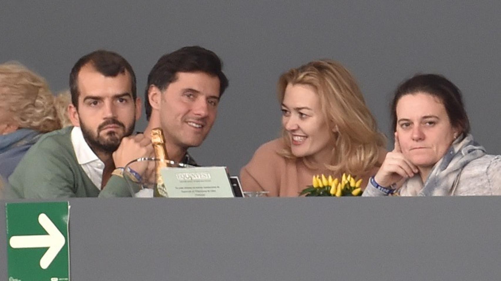 Marta Ortega y su acompañante (con jersey verde) en la Madrid Horse Week